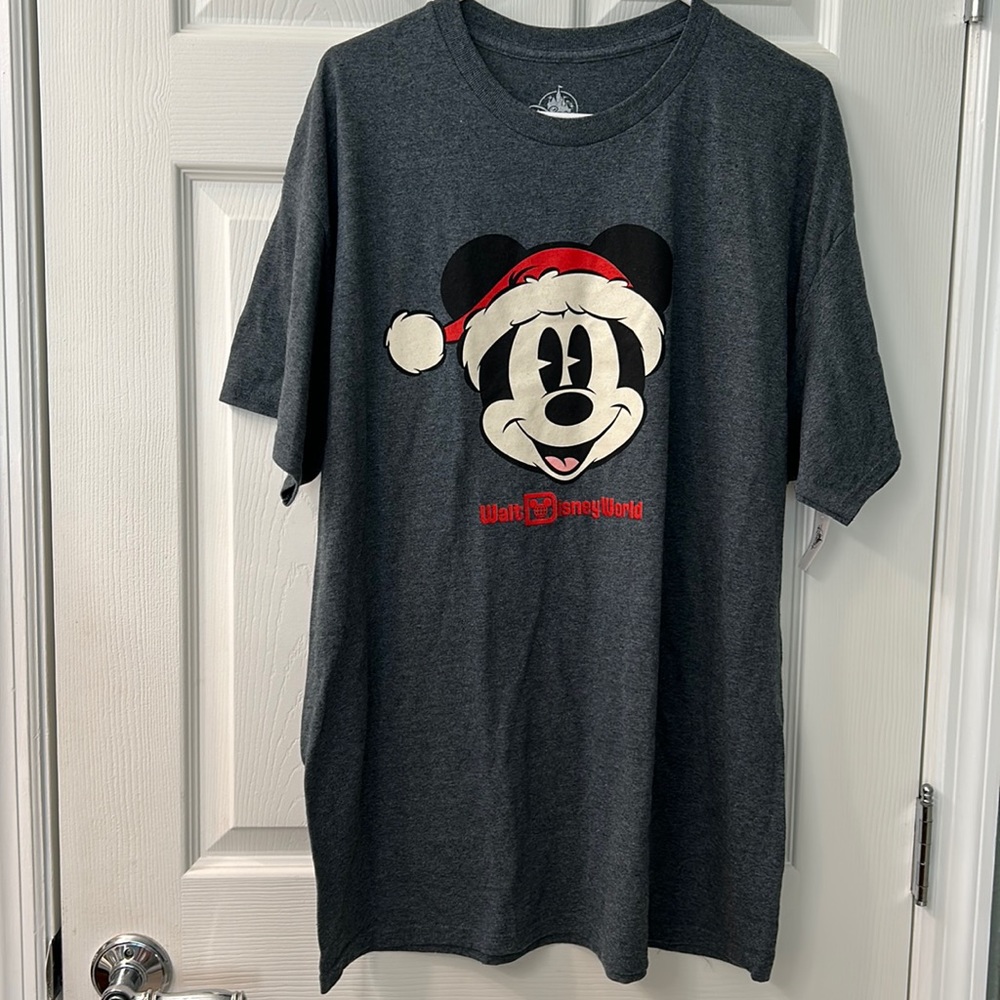 Disney Shirt Sleeve Santa Mickey T-shirt. NWT
